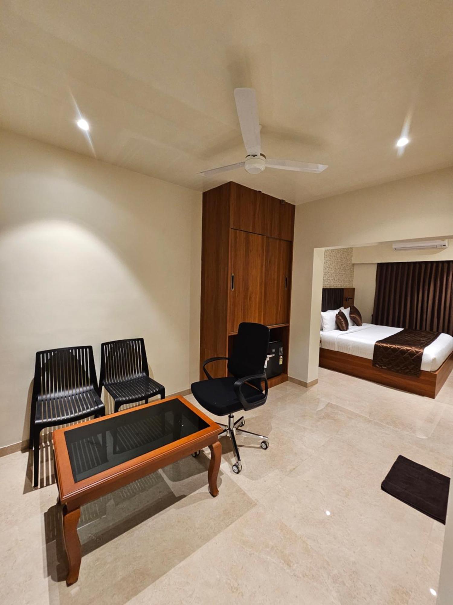 Hotel Pl Grand Kāraikkudi Exterior foto