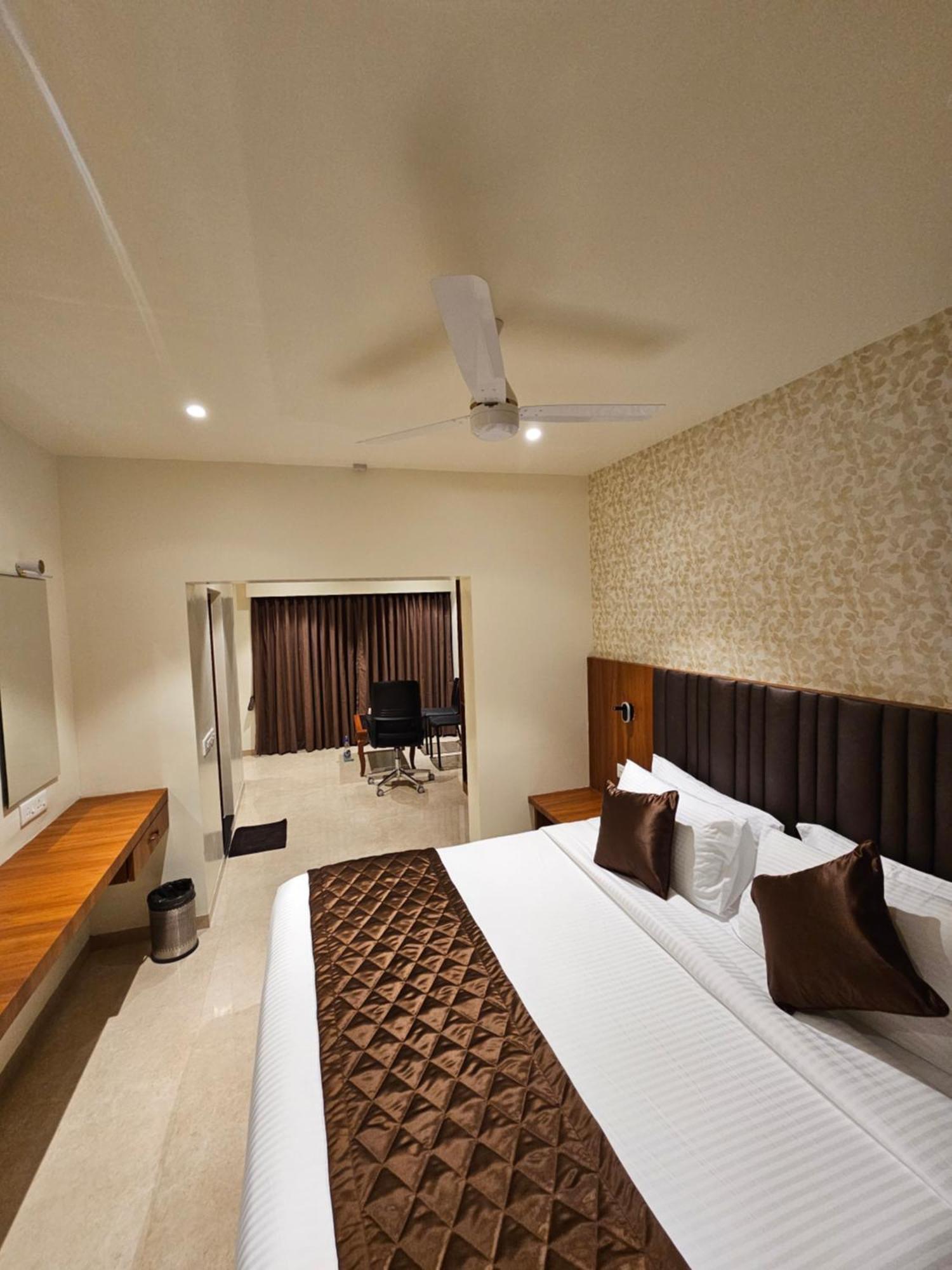 Hotel Pl Grand Kāraikkudi Exterior foto