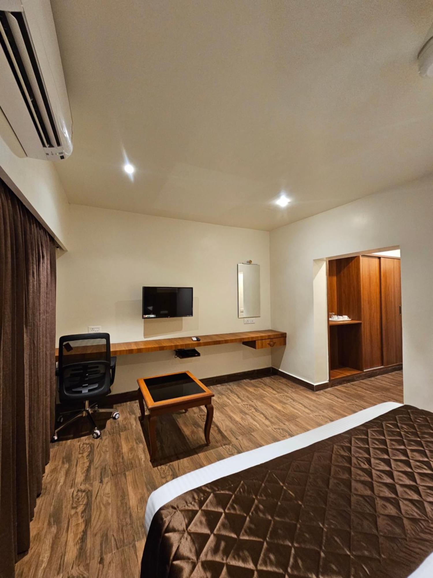 Hotel Pl Grand Kāraikkudi Exterior foto